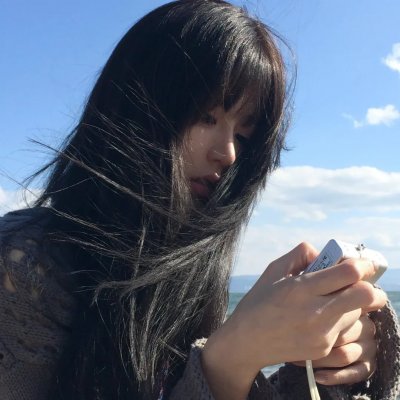 出墙红杏两家春